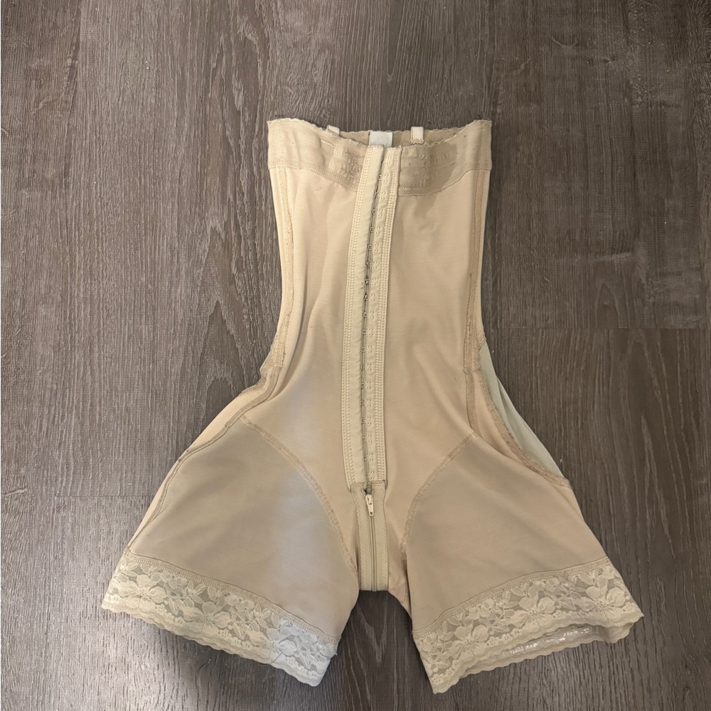 Skins by Erika vega cream shapewear Mid-Thigh Lace Trim